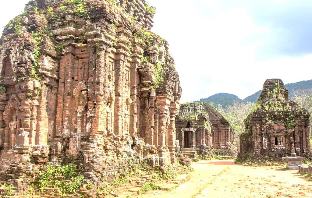 12 Nov. Domenica HUE DA NANG HOI AN Pensione Completa. Trasferimento da Hue a Hoi An. Sosta a Da Nang, visita al museo Cham dove viene esibita la più preziosa collezione dell arte Cham.