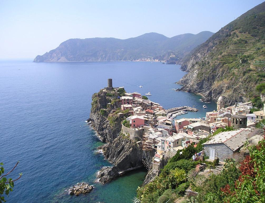 Affacciato sul mare, a pochi passi dalla spiaggia convenzionata, offre il suggestivo panorama delle Alpi Apuane, facilmente raggiungibili per escursioni e visite alle famose cave di marmo.