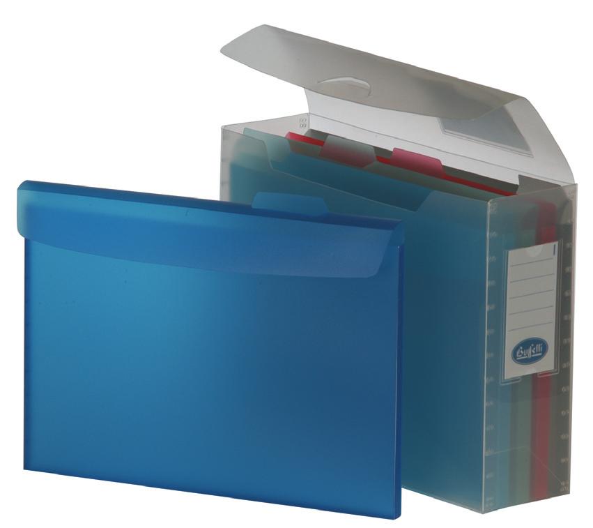 Utile kit composto da un portariviste in polipropilene trasparente e quattro cartelline con tasca in polipropilene colorato.