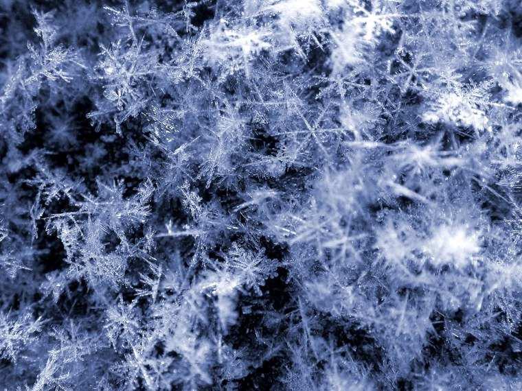 I continui urti spezzano le ramificazioni riducendo la neve ad una polvere di cristalli di