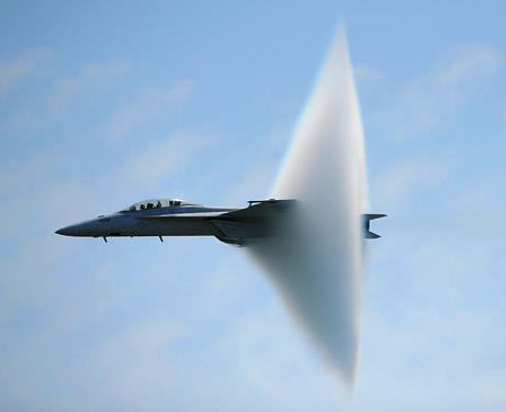 Bang Super Sonico Un aereo che viaggia a velocità prossima a quella del suono (340m/s = 1224km/h) emette onde sonore che, nella direzione del moto, si accumulano formando un'onda di grande energia
