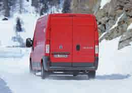 i comportamenti su neve delle ruote di due Fiat Ducato: un furgone e un camper.