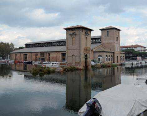 Questo percorso, in particolare, vi farà conoscere i luoghi legati alla grande civiltà del sale che si sviluppò grazie alla presenza di una vasta area di saline di antichissima origine etrusca.