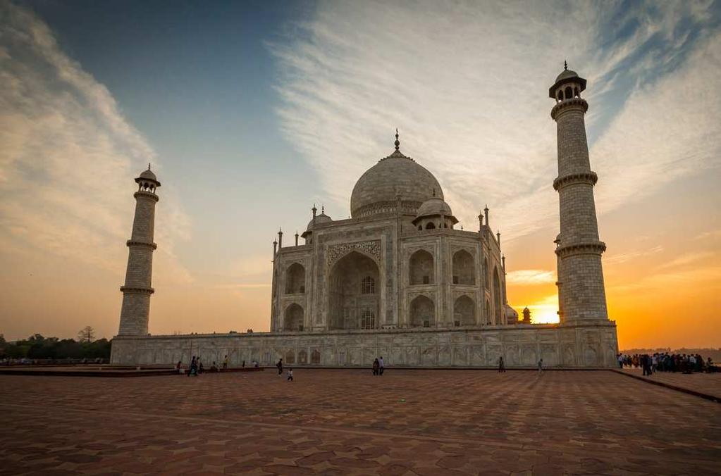 Costruito dall'imperatore Mughal Shah Jahan come espressione del suo Amore per la moglie Mumtaz Mahal, a metà del 17 secolo. Il Taj Mahal è veramente una delle meraviglie del mondo.