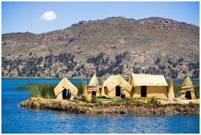8 GIORNO : PUNO Prima colazione in hotel e partenza dal porto lacustre di Puno alle isole fluttuanti degli Uros- Lago Titicaca (il lago navigabile più alto del Mondo).