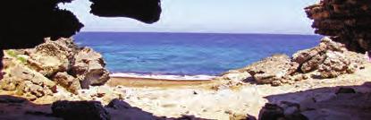 3 Scalo Maestro Sul versante nord dell istmo che collega Punta Troia alla costa si apre lo Scalo Maestro, una piccola spiaggia inserita in uno dei contesti paesaggistici più spettacolari dell Isola