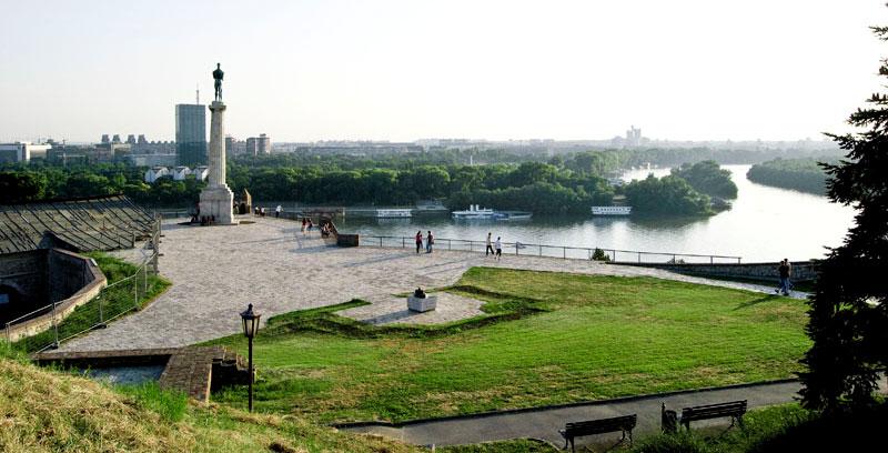 Велики одмор Лето у Београду Из мање или више битних, тужних или срећних околности, принуђени сте да лето проведете код куће.