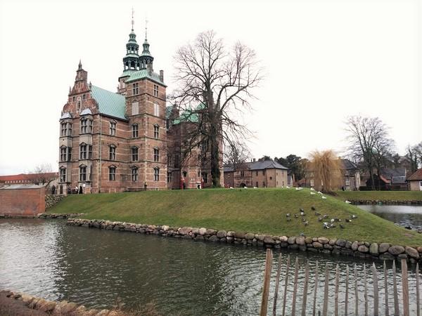 Kongens Have e Rosenborg Slot Kongens Have sono i giardini del re, risalenti al 1600 e sono il parco cittadino più antico della capitale.