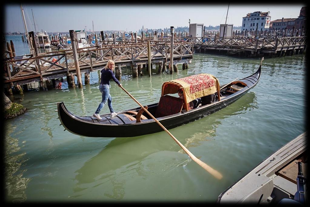 La Gondola del 600 A Venezia la gondola è la barca per definizione. L esemplare in dotazione è il risultato di un accurata ricostruzione storica di una versione seicentesca.