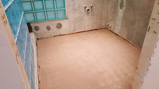 alla natura del pavimento: per pavimenti ceramici si utilizza Keralastic (Mapei) o Ultralite S2 Quick (Mapei); per pavimenti lignei si predilige Ultrabond Eco S968 1K (Mapei); per moquettes o