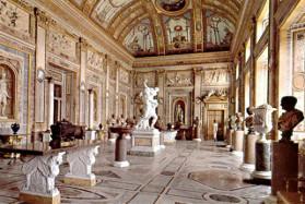 Villa mantenuta nell archittetura e decorazione interna così come fu concepita dai suoi creatori, I Borghese, famiglia di Papa Paolo V