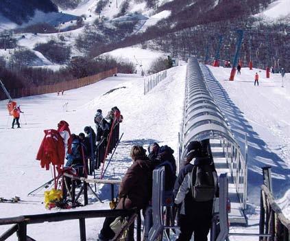 La seggiovia e i due skilift della località servono 15 Km di piste di varia difficoltà.