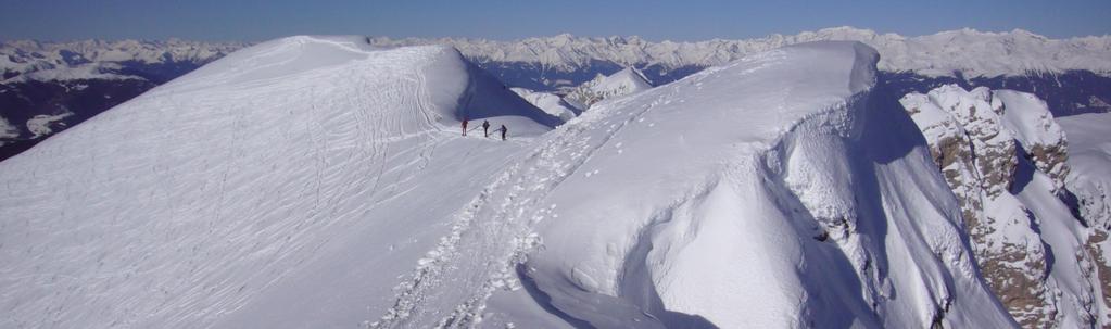 Cornici di neve Sono formazioni nevose pensili che si originano per l'azione del vento sulle creste Si tratta di formazioni instabili che possono precipitare sia naturalmente che con il passaggio di