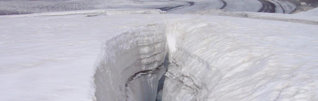 Ghiacciai - crepacci Fratture che si formano nella massa del ghiacciaio generalmente in corrispondenza di variazioni di pendenza ed asperità del terreno Non sono sempre