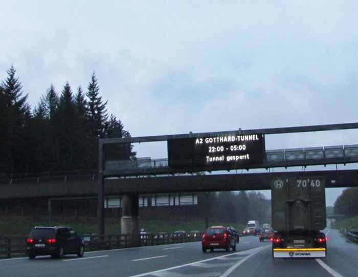 I pannelli a messaggio variabile forniscono direttamente informazioni sul traffico agli utenti autostradali.