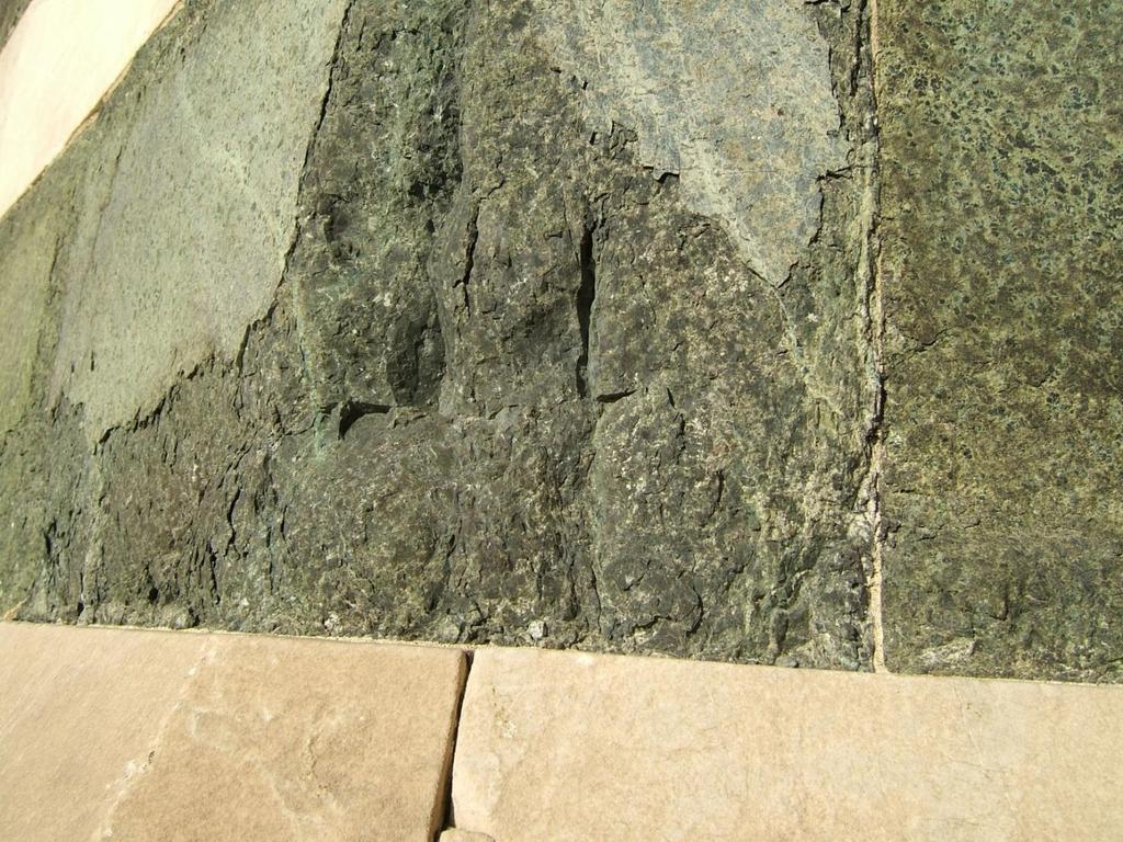 Fenomeni fisici di alterazione: termoclastismo Scagliatura della serpentinite nel Duomo di Firenze