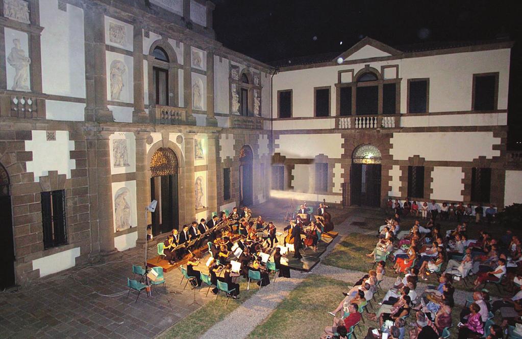 L'Orchestra delle Venezie diretta da Giovanni Angeleri durante un concerto a Villa Duodo L'Orchestra delle Venezie nasce nel 2000 nell'ambito delle attività concertistiche e di ricerca della