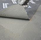 Rimuovere ogni sacca d aria al di sotto dei teli di IsolTile per ottenere una perfetta adesione sulla superficie.