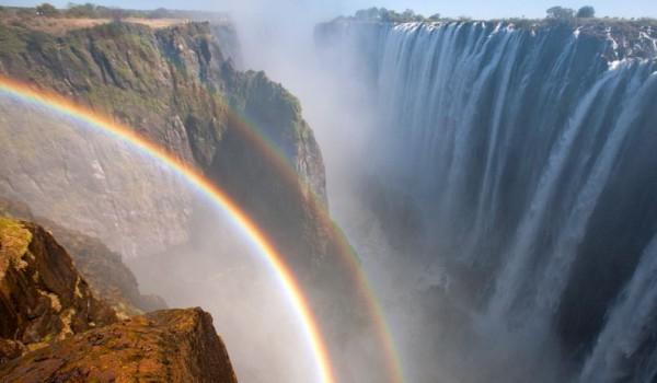 La cena è servita lungo la rotta verso Thompsons Junction. 4 GIORNO - Thompsons Juction / Victoria Falls La prima colazione stamane è servita sino alle 09:30.