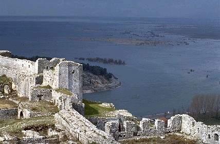 raffiguranti Skandeberg; una delle gallerie del Museo termina con un abside dipinta che raffigura una scena di battaglia, tra albanesi e turchi, sotto la cittadella di Kruja; copie dello spadone e