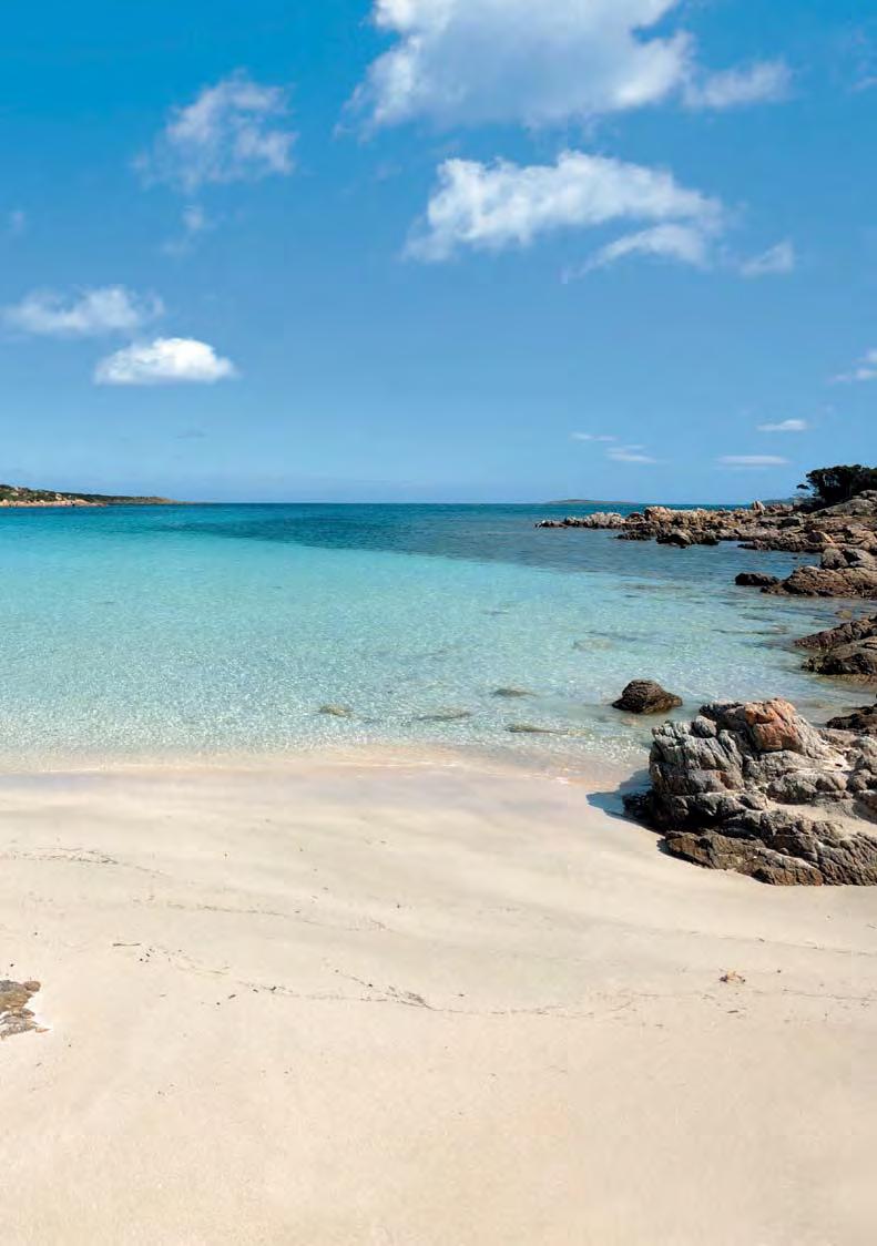 SANTA TERESA DI GALLURA LA MADDALENA MAR TIRRENO STINTINO OLBIA GOLFO ARANCI SAN TEODORO ALGHERO BUDONI CAGLIARI ITALIA Il tratto di costa della Sardegna dominato dall imponente Isola di Tavolara è