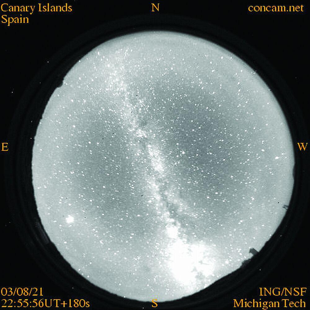 Il cielo delle Canarie Una immagine di tutto il cielo dall'osservatorio delle Canarie (21 agosto 2003).