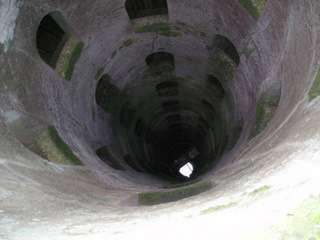 Il Pozzo di San Patrizio (interno) Decisamente interessante la visita all interno: il pozzo è formato da una camera cilindrica, del diametro di m 13, che scende alla profondità di m 62; attorno si