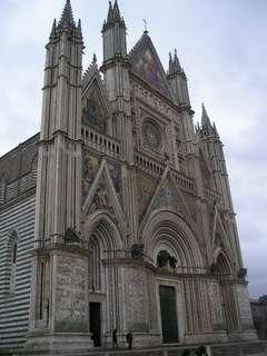 Il Duomo (esterno) E una delle più significative creazioni dell architettura gotica italiana.