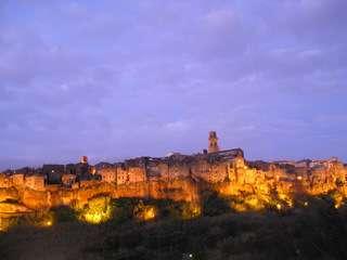 Pitigliano Arriviamo a Saturnia e ci sistemiamo all AA L Alveare dei Pinzi per passare la notte.