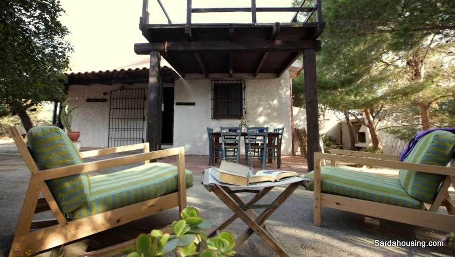 Outside we find the Sardinian oven, a bathroom with shower, and an outdoor shower.