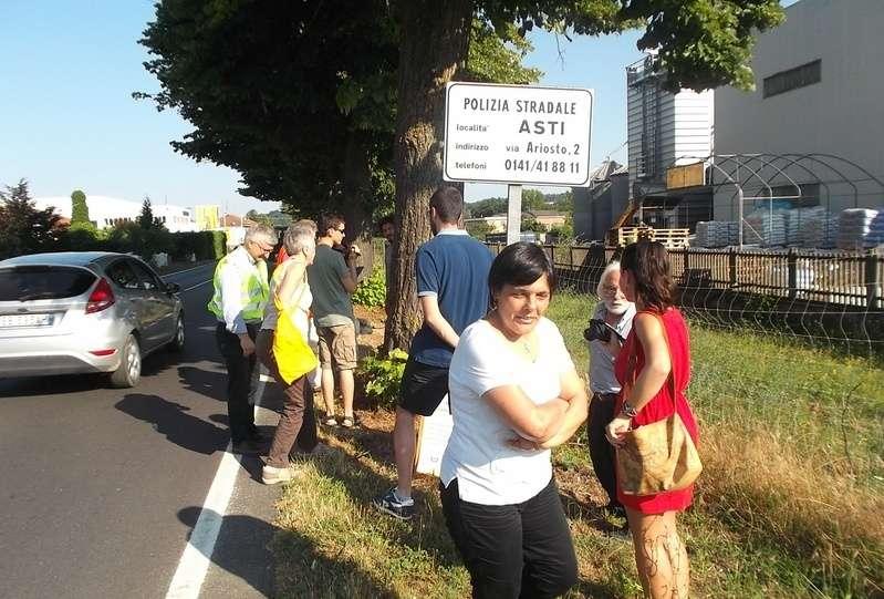 Operazione di schedatura in base alla Legge 10 del 2013 di un tiglio del viale