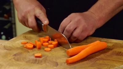 4 Mentre la carne rosola a dovere, preparate anche le carote: rimuovete le estremità, pelatele con un pelapatate