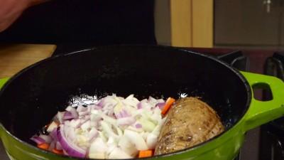 Aggiungete tutte le verdure ed uno spicchio d'aglio in camicia appena schiacciato, all'arrosto ben rosolato nel
