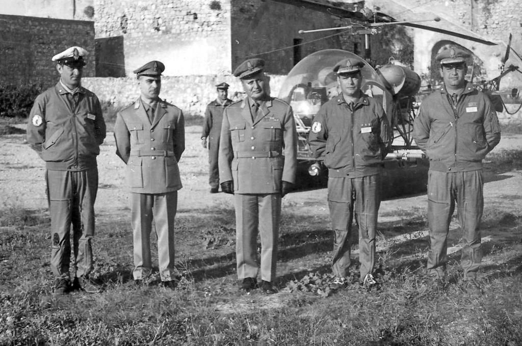 1967 Gaeta Scuola Nautica della Guardia di Finanza Visita del Comandante della Legione di Roma, Col. Dosi Nella foto, da sx: (in primo piano) M.