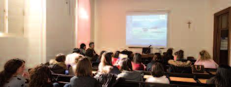 Deroga per motivi di lavoro. Lezioni in aula, seminari con discussione di casi e lavori di gruppo, laboratori (Lingua e Informatica).