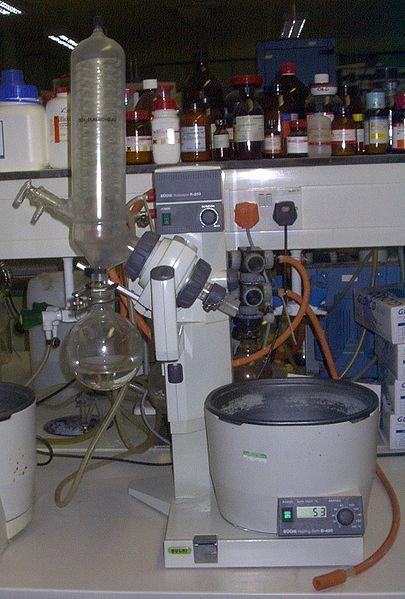 4-UTILIZZO DELL EVAPORATORE ROTA NTE L'evaporatore rotante è un'apparecchiatura utilizzata comunemente per allontanare i solventi da una soluzione di un composto d'interesse. Principio: 1.