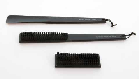 suit-shoe brush materiali materials: legno wood finiture finish: nero opaco matt black stampa serigrafica, a caldo o a secco serigraphy, hot