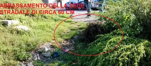 Molti terreni posti lungo la strada che giunge alla sorgente del torrente Trabacco, come risulta dalla documentazione fotografica, hanno subito fenomeni di destabilizzazione in aderenza al canale