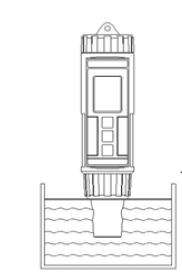 Immerga tutto l elettrodo nel liquido che si vuole misurare. Muova leggermente lo strumento perchè l aria che è entrata nell elettrodo possa uscire.