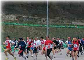 ATTIVITÀ SPORTIVA < 43 I Vigili del Fuoco al Cross della Vallagarina Il Comando di Trento al secondo posto nella classifica > Giornata tricolore di cross country a Villa Lagarina dove sono stati