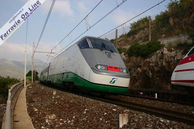 linea Roma - Napoli. In questo caso la fortuna non ha accompagnato il fotografo: a sinistra un ETR.