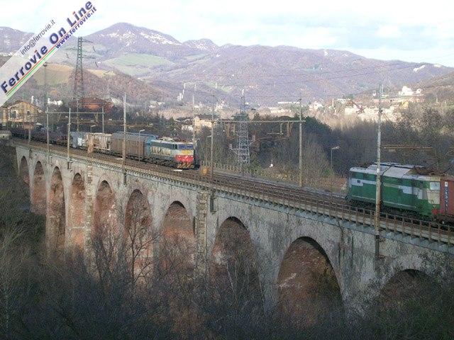 Incrocio "merci" tra Bologna e Firenze, nei pressi di Grizzana tra un "Caimano" ed una E.