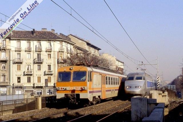 Un'immagine di pochi anni fa eppure irripetibile: incrocio in linea sul cavalcavia di Corso Regina Margherita a Torino, in un tratto di linea oggi