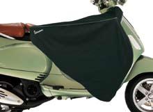 It comes with genuine leather backrest pad and specific fixing kit. Chrome-plated, raised Vespa logo, rear reflector. It fits 1 flip-up helmet.