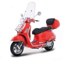 Innovative magnet fastening system makes it easy to attach to metal leg shields: no unattractive laces. Chrome-plated front carrier for Vespa GTS. With Vespa logo.