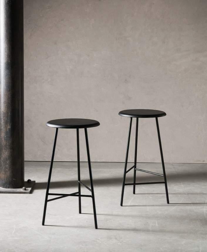 Frank FRANK Sgabello fisso con struttura in metallo grezzo verniciato trasparente, bianco o nero con sedile in legno