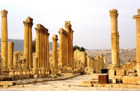 2 giorno / Amman Umm Qays Jerash - Amman Dopo la prima colazione partenza per il sito greco-romano di Umm Qays, l antica Gadara, stupenda città che faceva parte della Decalopoli al tempo di Augusto.