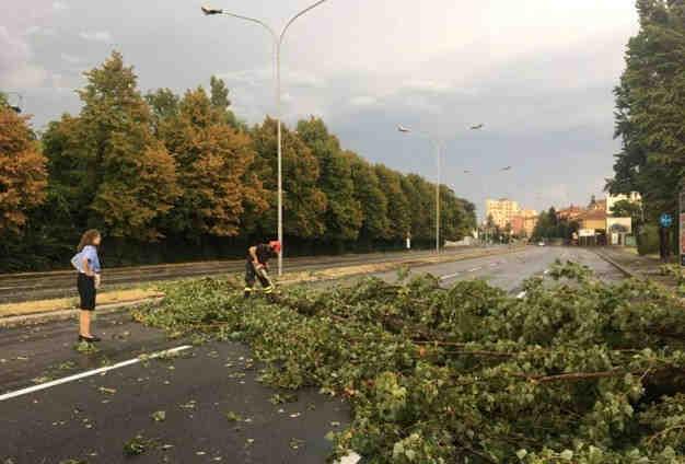 In provincia di Modena, tra Castelfranco Emilia e Spilamberto, invece, sono riportati anche scoperchiamenti di