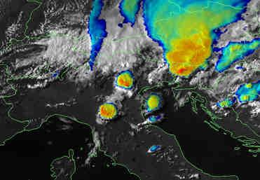 Alle 06 UTC si osservano le prime precipitazioni sulla Liguria.