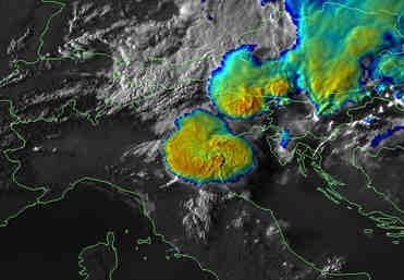 In tali immagini, sovrapposte all acquisizione ad alta risoluzione sono evidenziate a colori, dal blu al rosso, le temperature più basse, stimate dai canali all infrarosso.